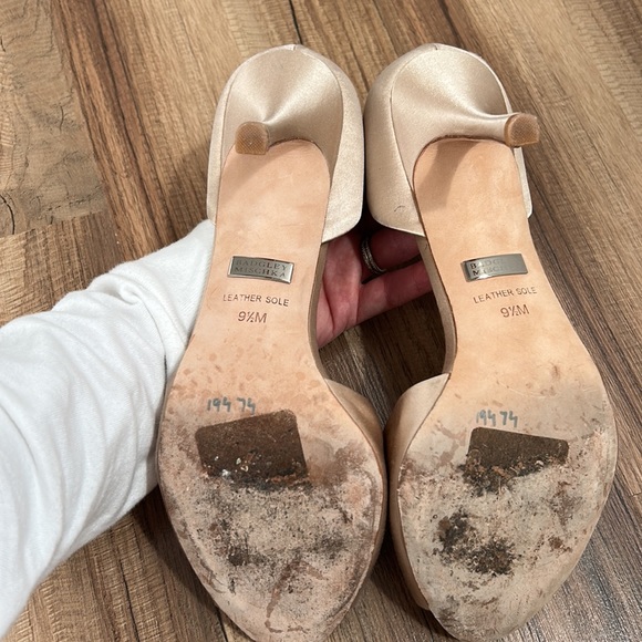 Badgley Mischka champagne satin pumps - Picture 2 of 4